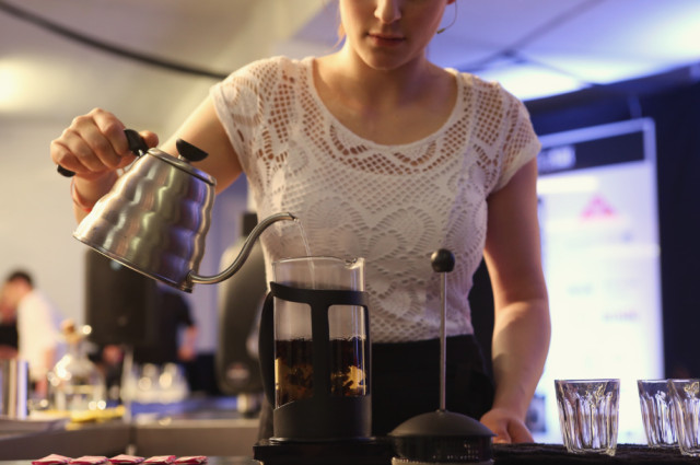 imogen-ludman-pours-cascara-kettle-hario-coffee-ukbc-2014