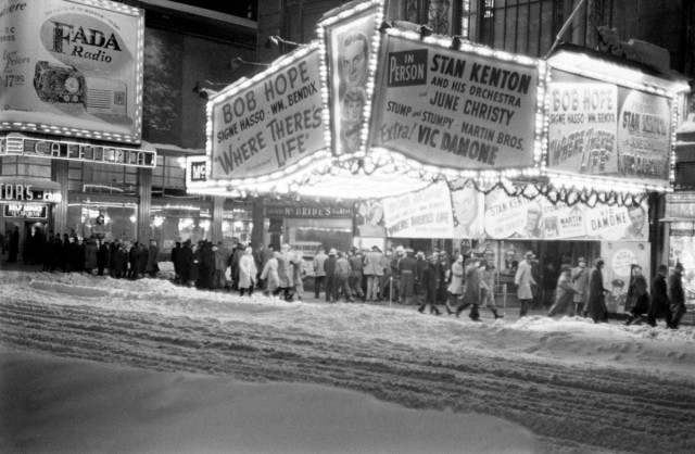 Black and White Photos From the Great Blizzard in New York City, December 1947 (10)