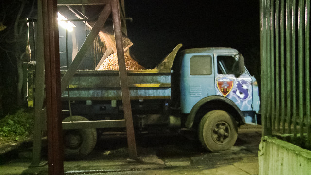 Truck_with_cherries_at_mill