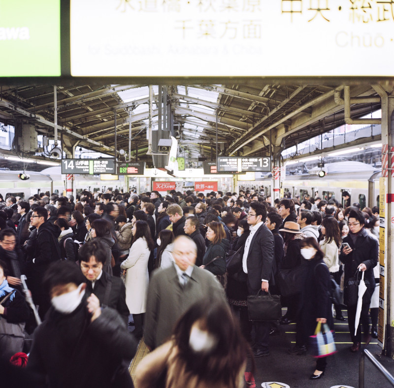 shinjuku station crowd