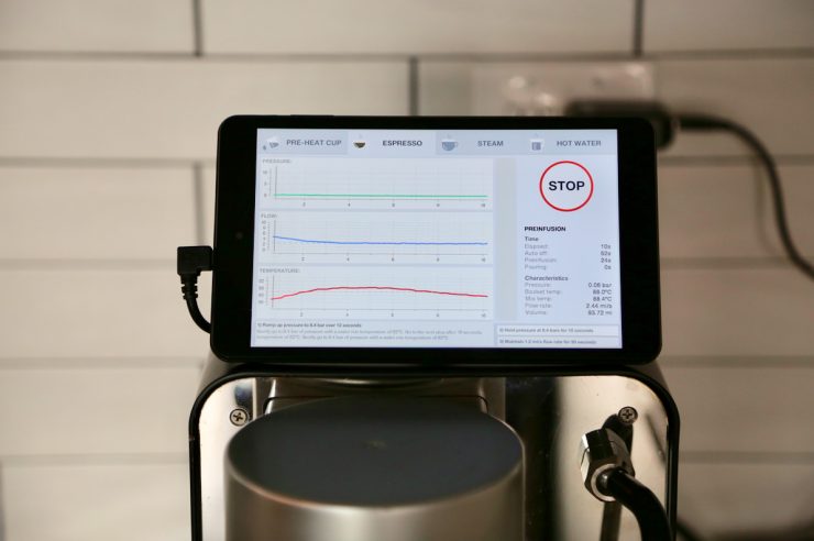 The digital interface on the Decent Espresso unit graphs out temperature, flow rate, and pressure, and can manipulate all three variables. 