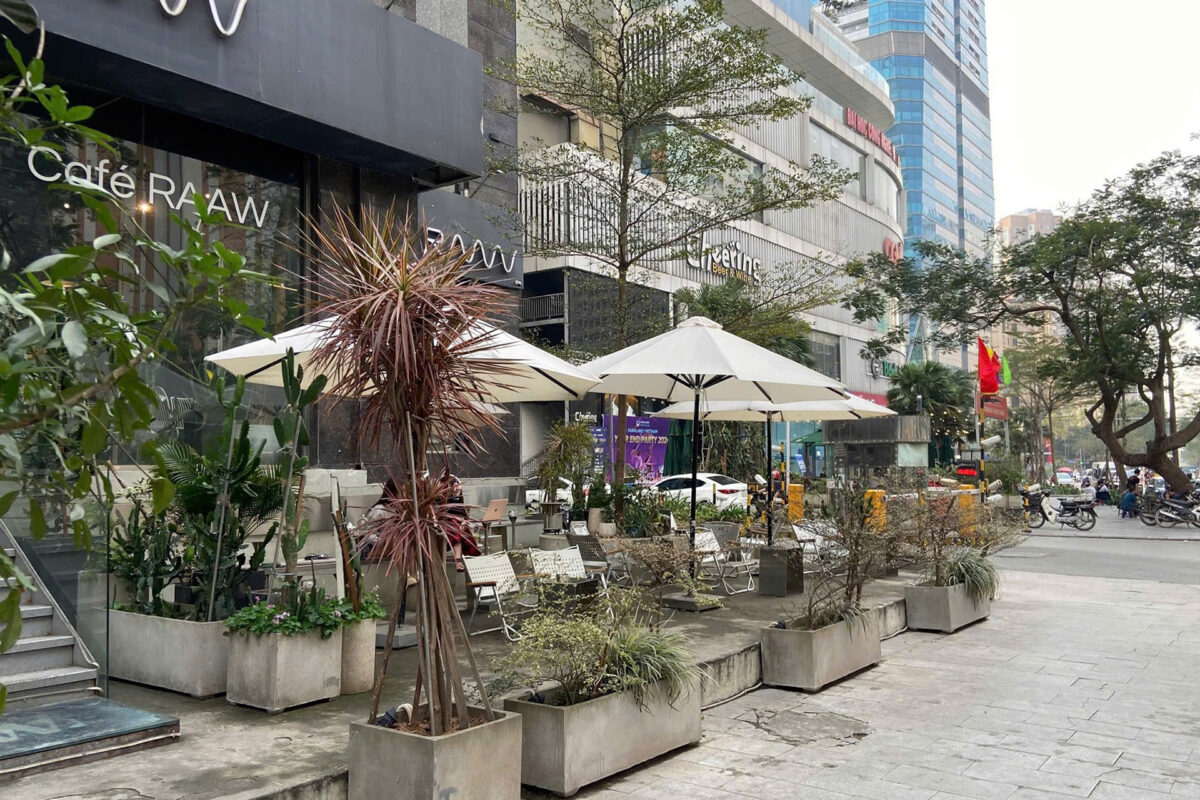 Hanoi outdoor raw coffee roasters, source: topic 1